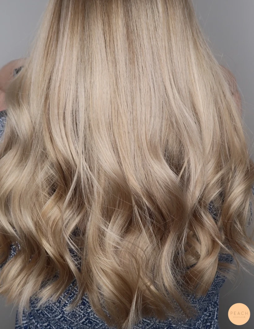 Kall blond med bevarad naturlig botten