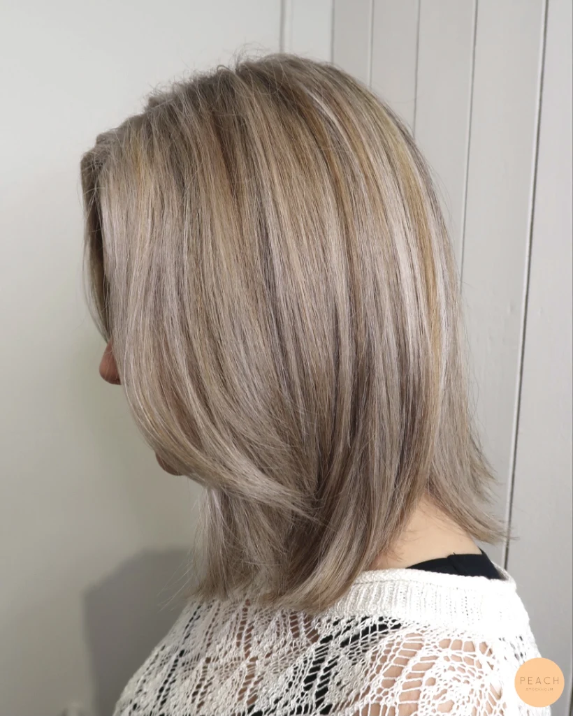 Blonda slingor med toner av Ask