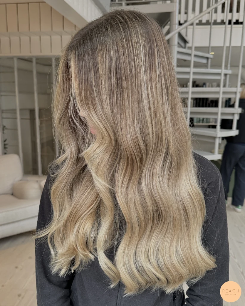 Soft blonde hair med mjuka lowlights