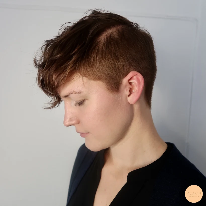 Brun hårfärg med ljusa slingor och gyllene toner