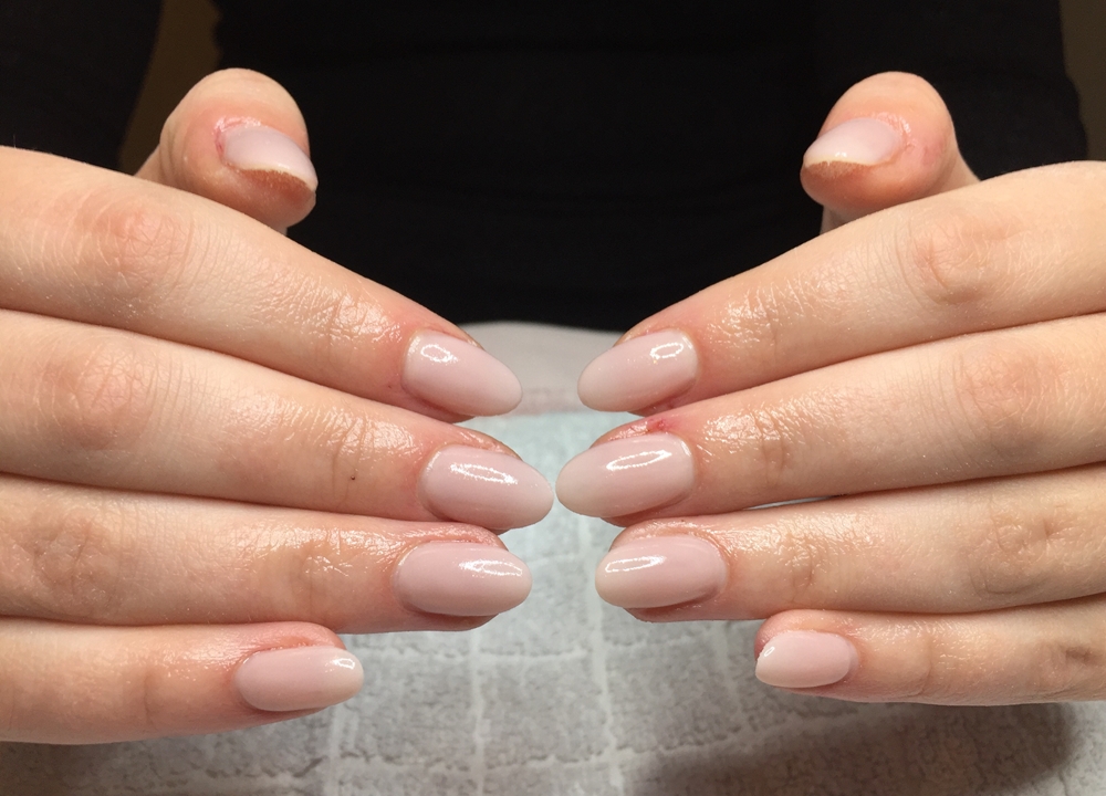 Nagelförlängning på nagelbitare med röda toner