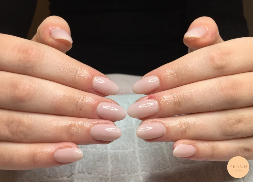 Nagelförlängning på nagelbitare med röda toner