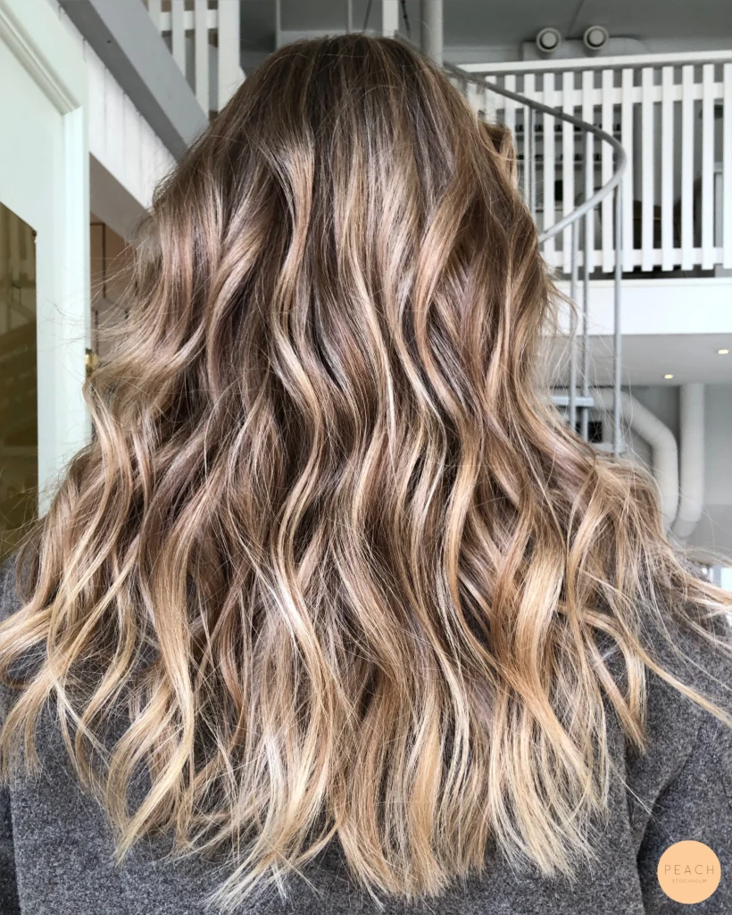 Bronde hårfärg med mjuka lowlights och ljusa slingor