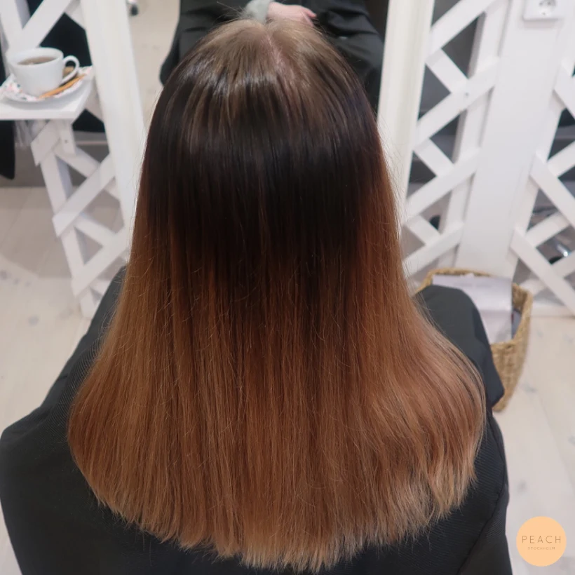 Varm beige hårfärg med mjuk root shadow
