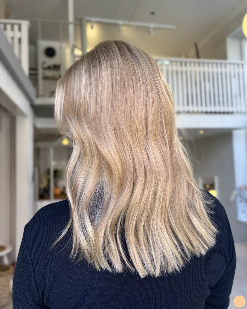 Blont hår med guldiga slingor
