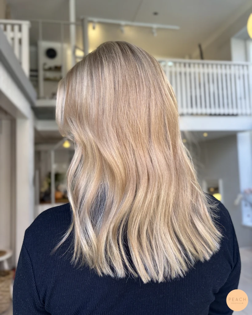 Blont hår med guldiga slingor