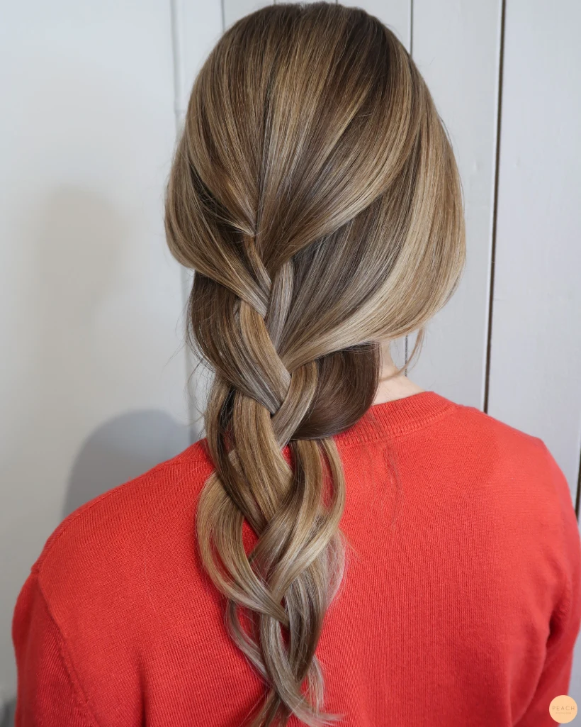 Krämig sval balayage med ljusa och mörka slingor