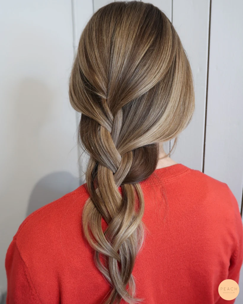 Krämig sval balayage med ljusa och mörka slingor