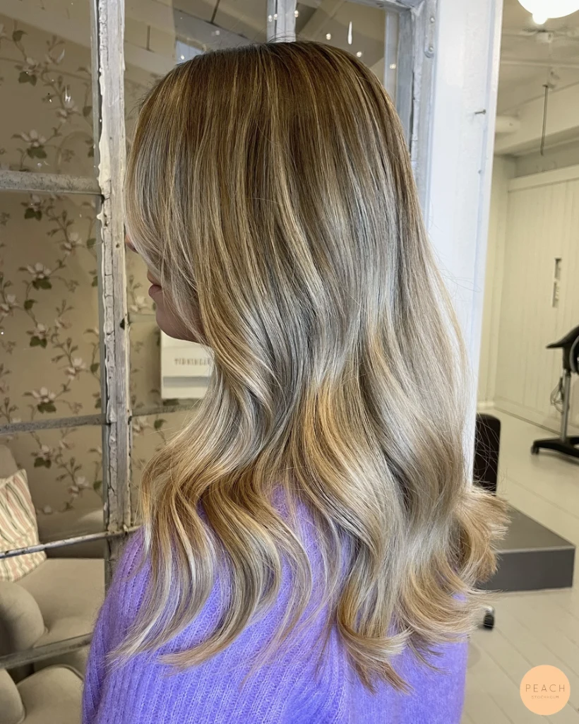 Soft Blonde Balayage med mjuk root shadow