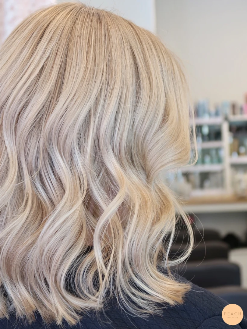 Ljusa slingor med mjuk root shadow
