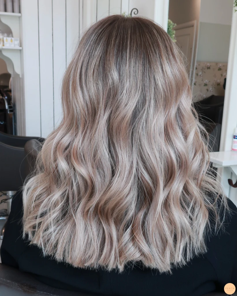 Beige blond hårfärg med ljusa slingor