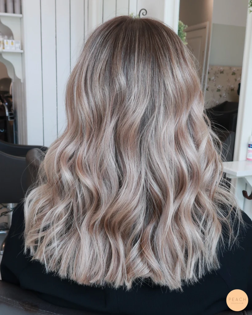 Beige blond hårfärg med ljusa slingor – inspiration 22 mars 2022