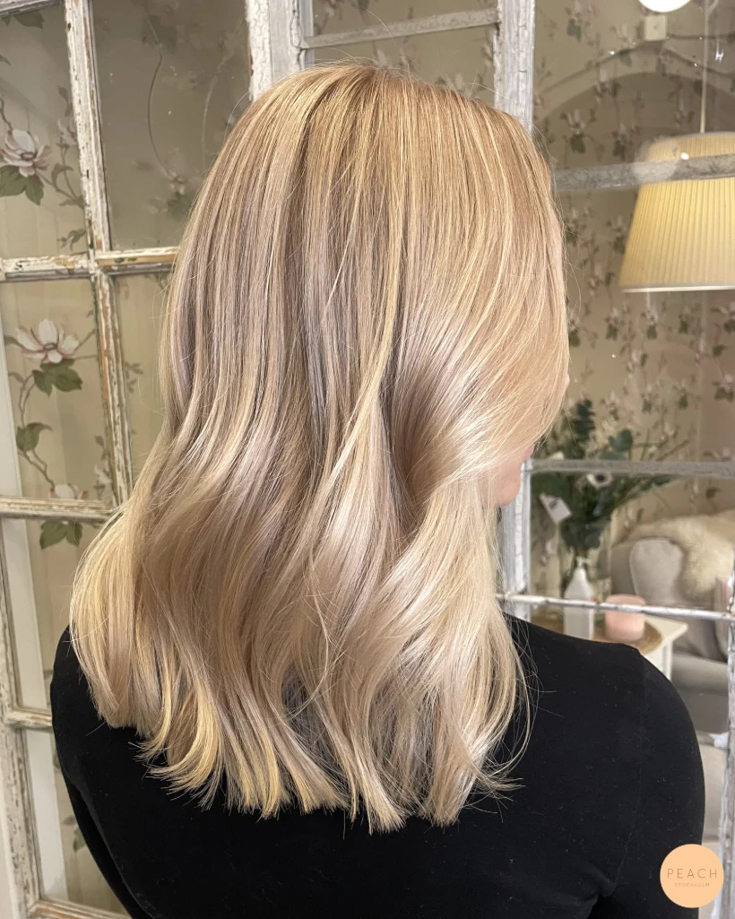 Champagne blonde hårfärg med sval nyansering