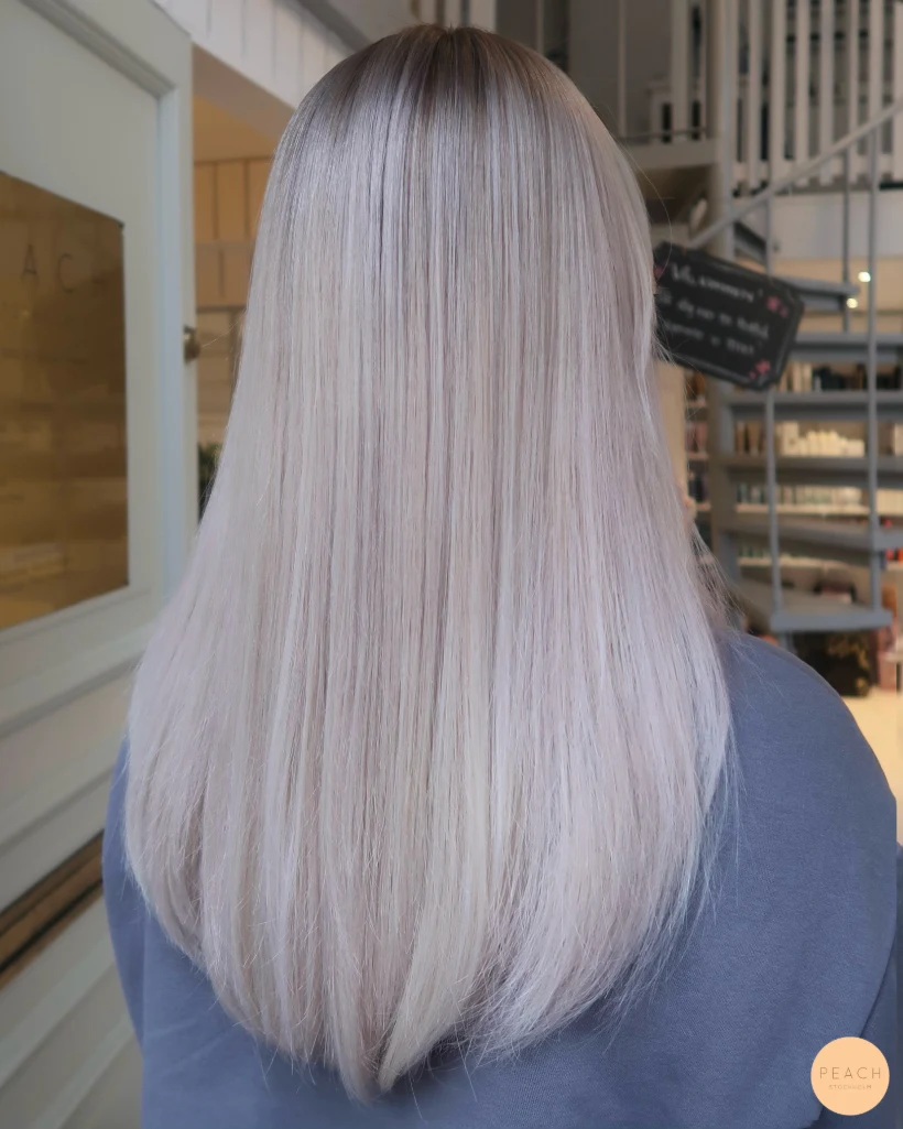 Blond hårfärg slingor med sval nyansering