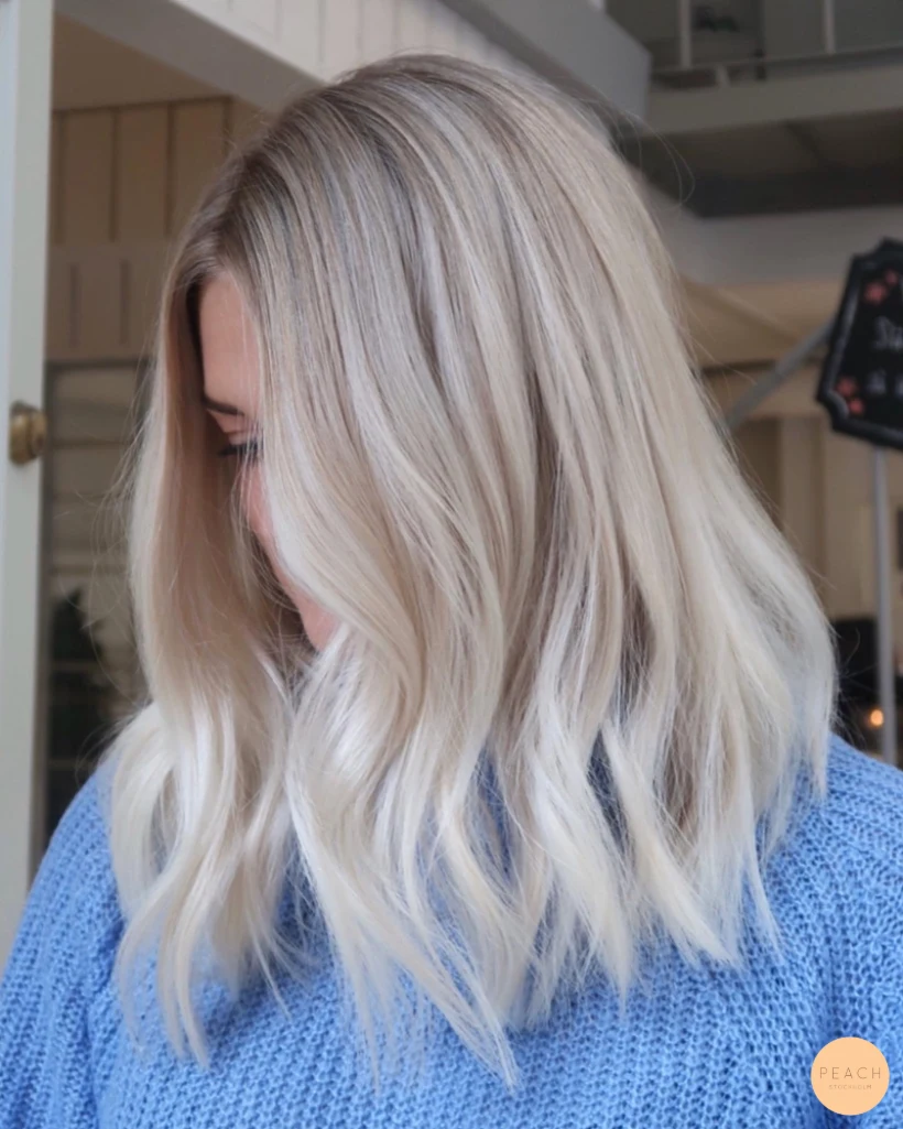 Blonde balayage short hair med ljusa slingor