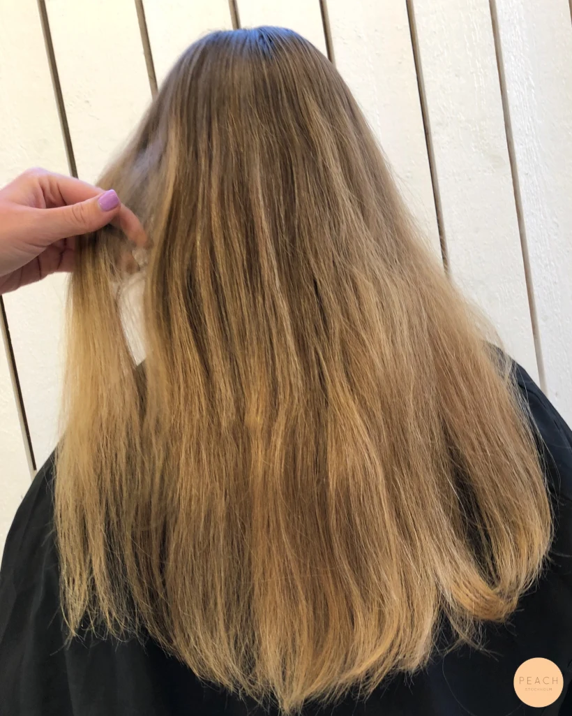 Bronde hårfärg med mjuka lowlights och ljusa slingor