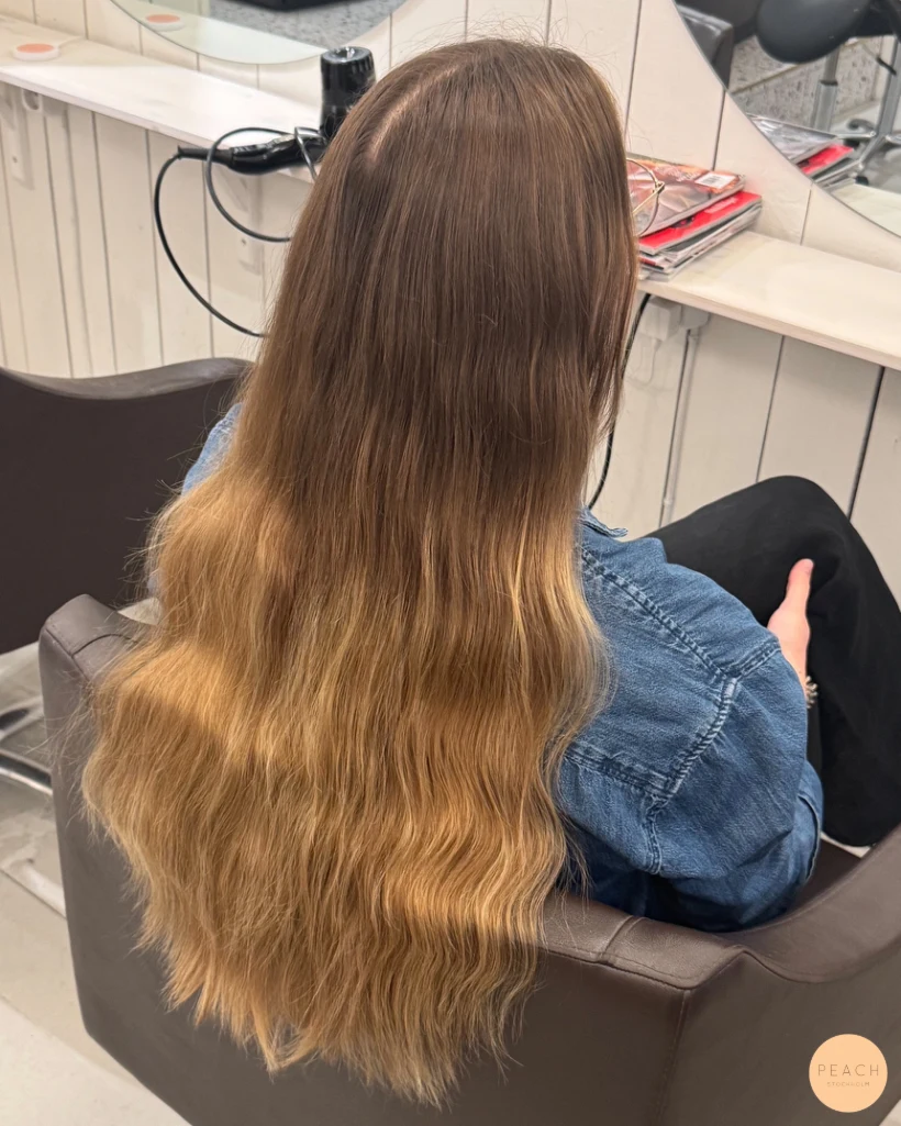 Krämig blond hårfärg med mjuk root shadow