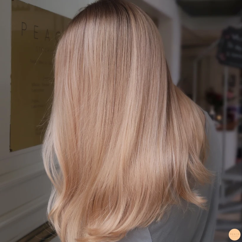 Strawberry blonde hårfärg