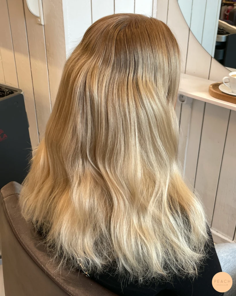 Light blonde highlights med ljusa slingor