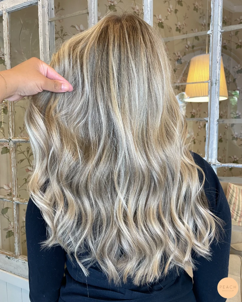 Kall beige blond hårfärg med ljusa slingor och mjuk root shadow