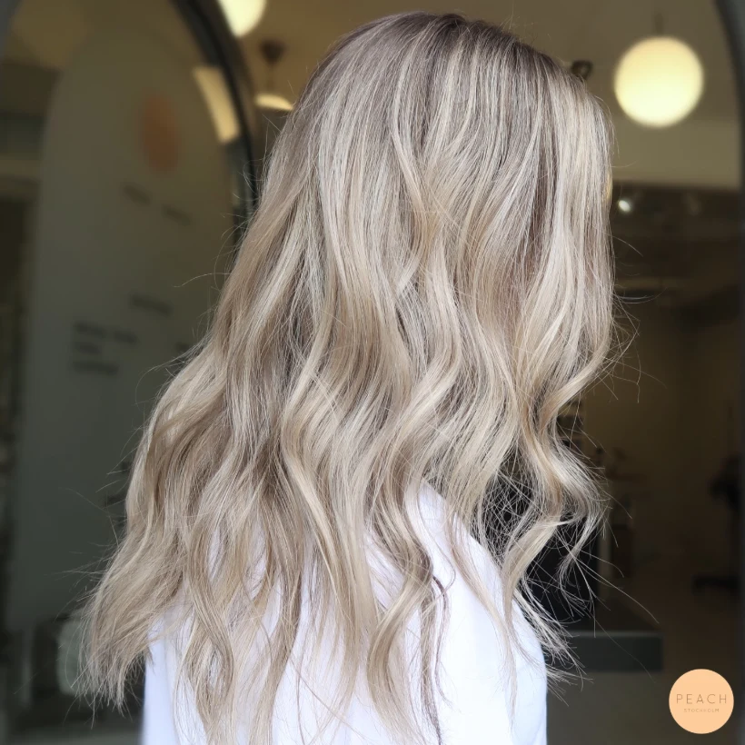 Kall blond hårfärg med highlights och lowlights