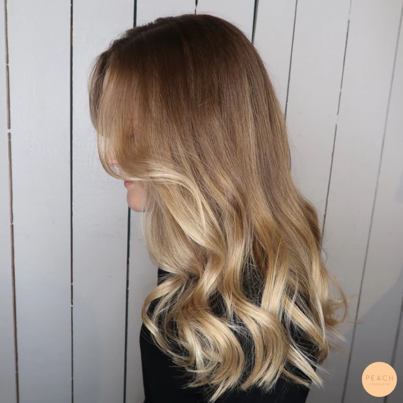 Balayage slingor med ljusa slingor