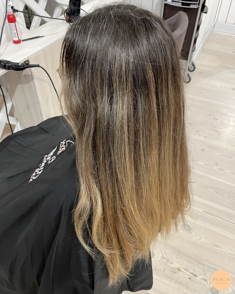 Balayage med ljusa slingor och mjuk utväxt