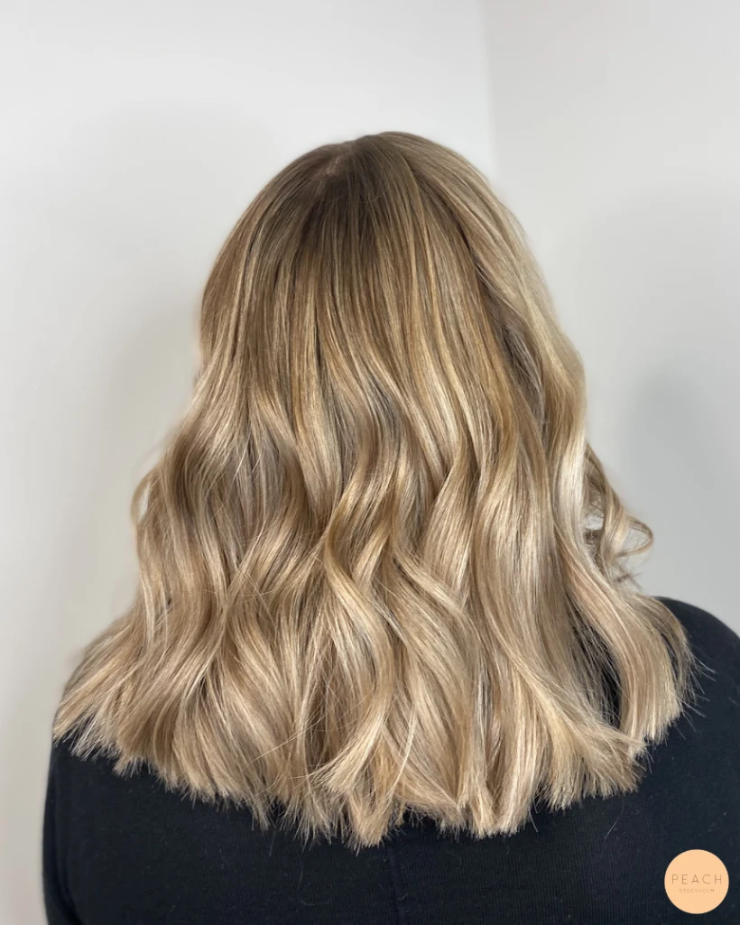 Soft blonde balayage med beige toner