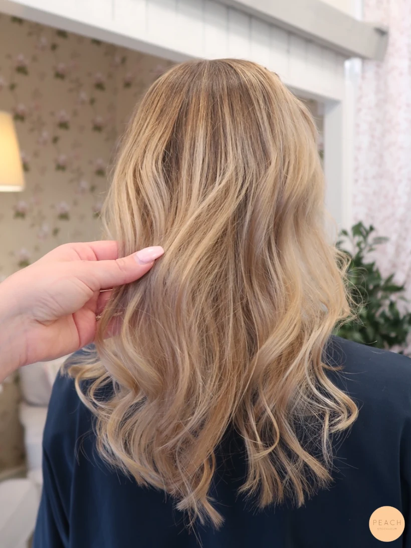 Balayage blond slingor med sval nyansering