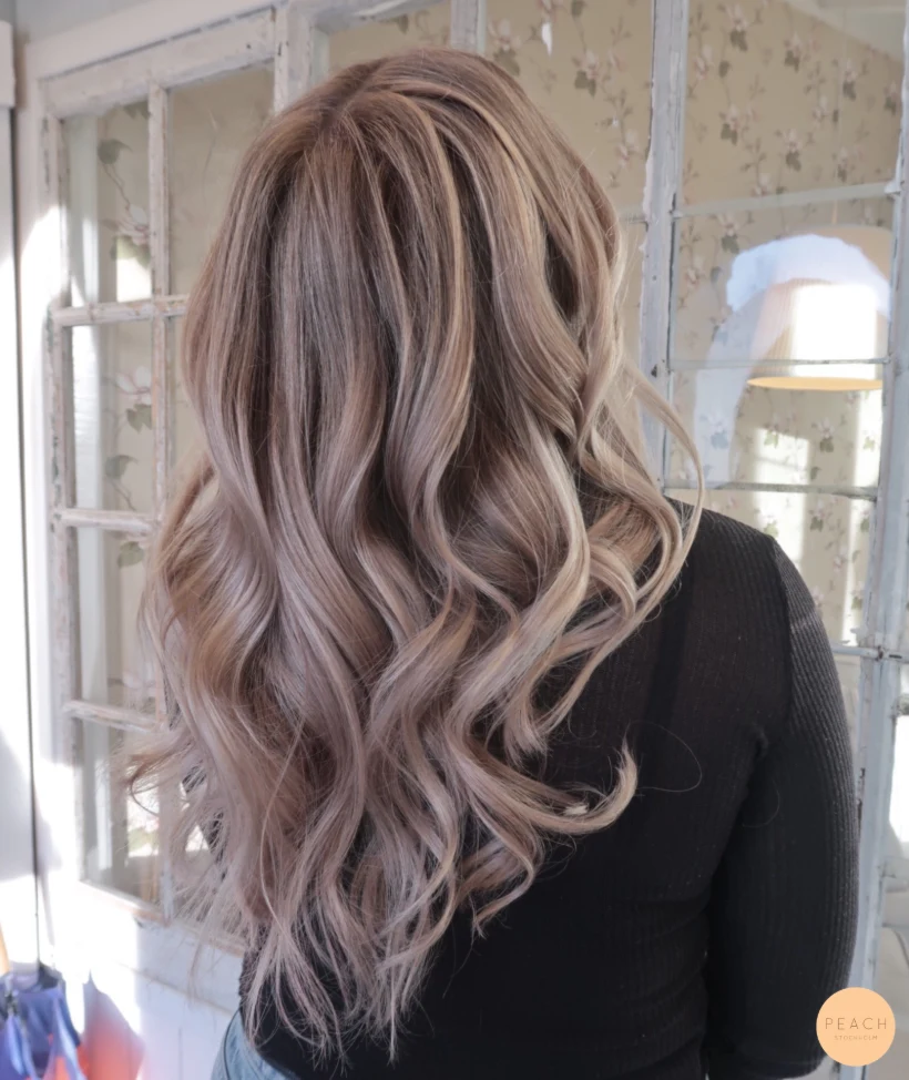 Lyxig blond balayage med highlights och lowlights