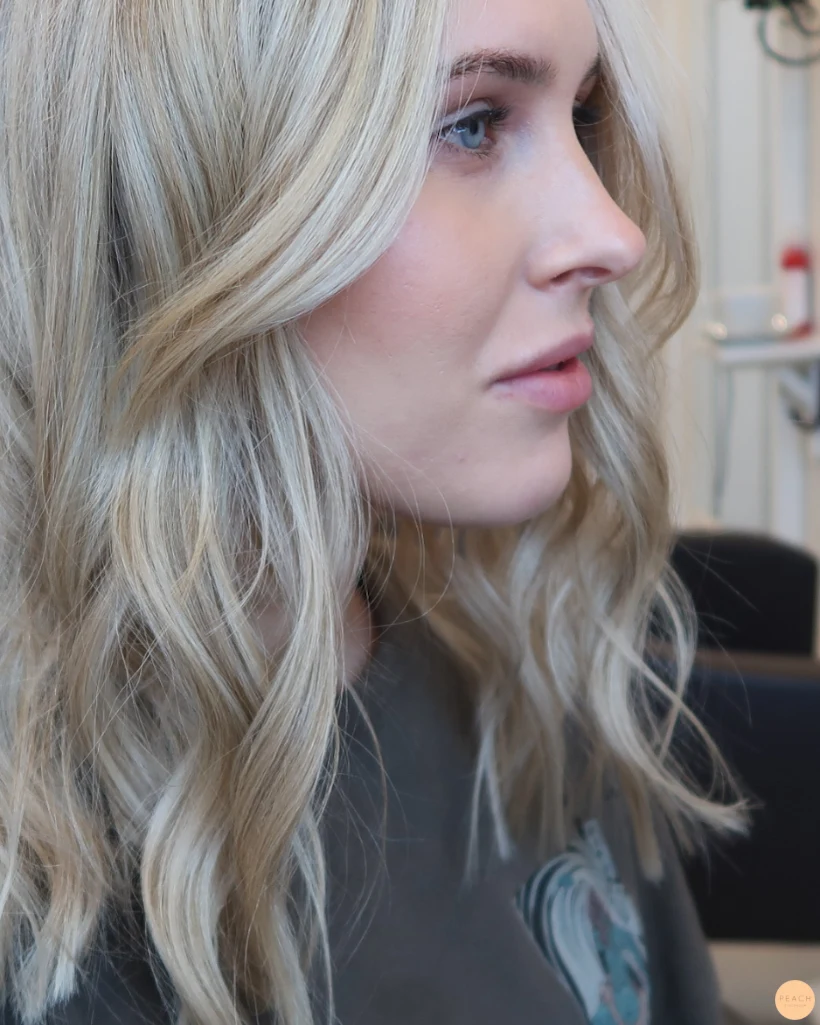 Kall ljusblond hårfärg med slingor
