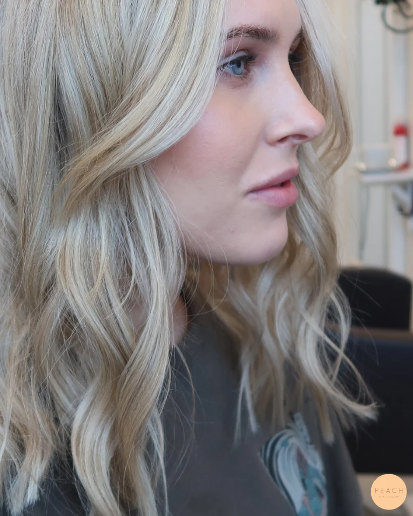 Kall ljusblond hårfärg med slingor