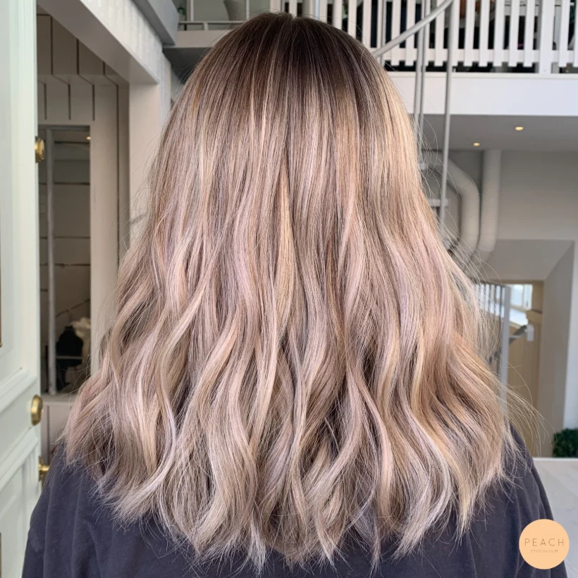 Kall blond balayage med mjuka lowlights