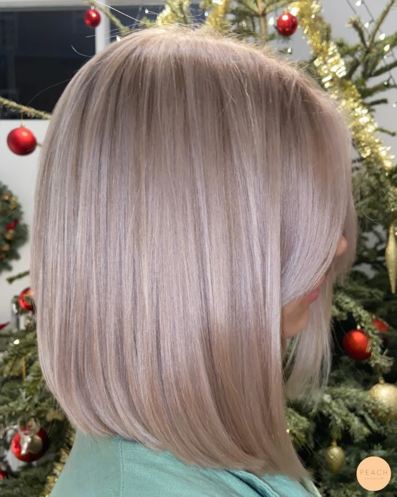 Blonda slingor med rosa ton