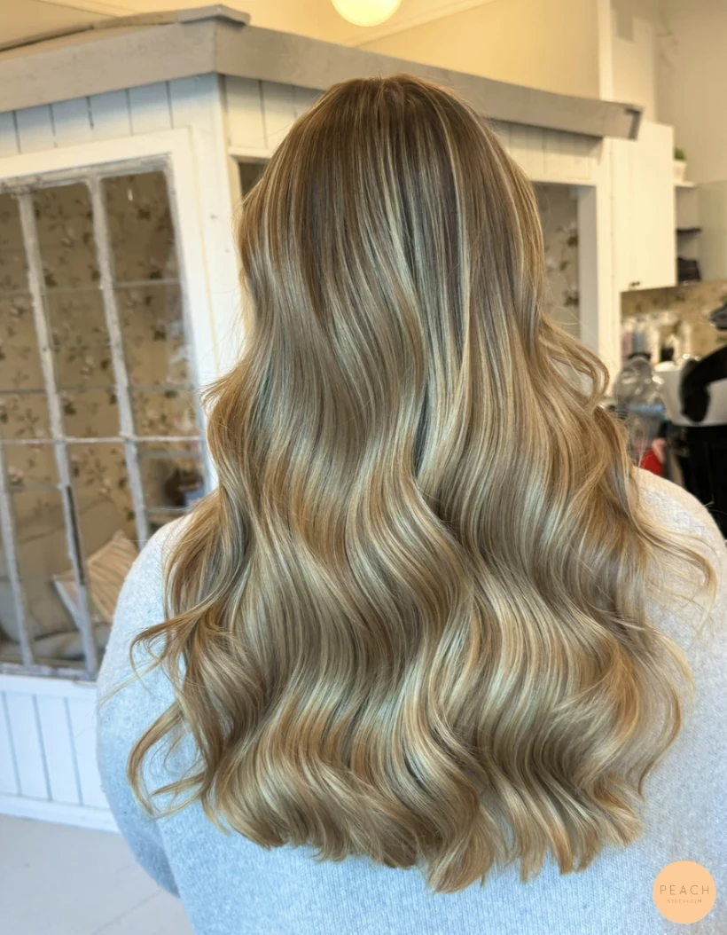 Guldblond hårfärg med mjuka teasylights