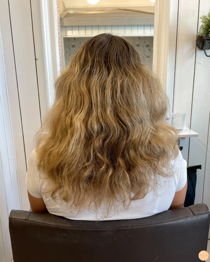 Naturlig beige blond hårfärg med slingor