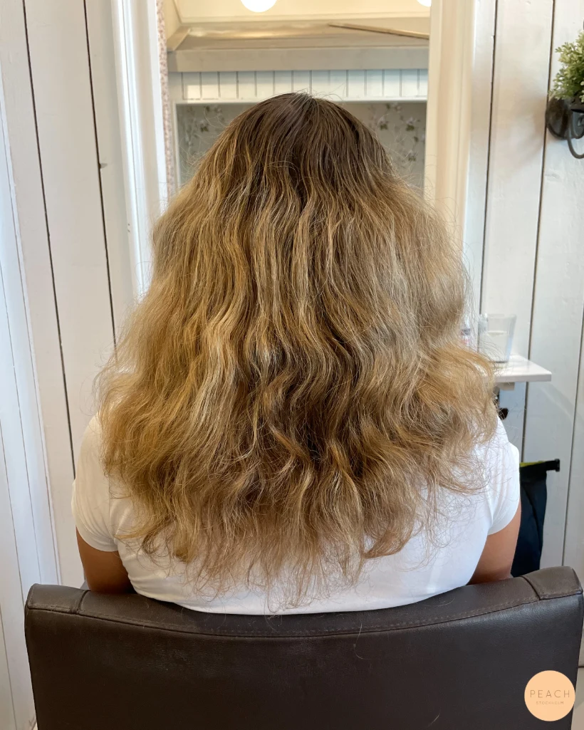 Naturlig beige blond hårfärg med slingor