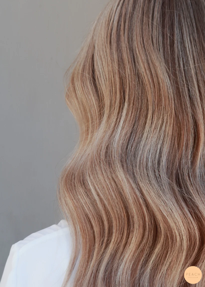 Beige blond hårfärg med ljusa och mörka slingor och beige toner