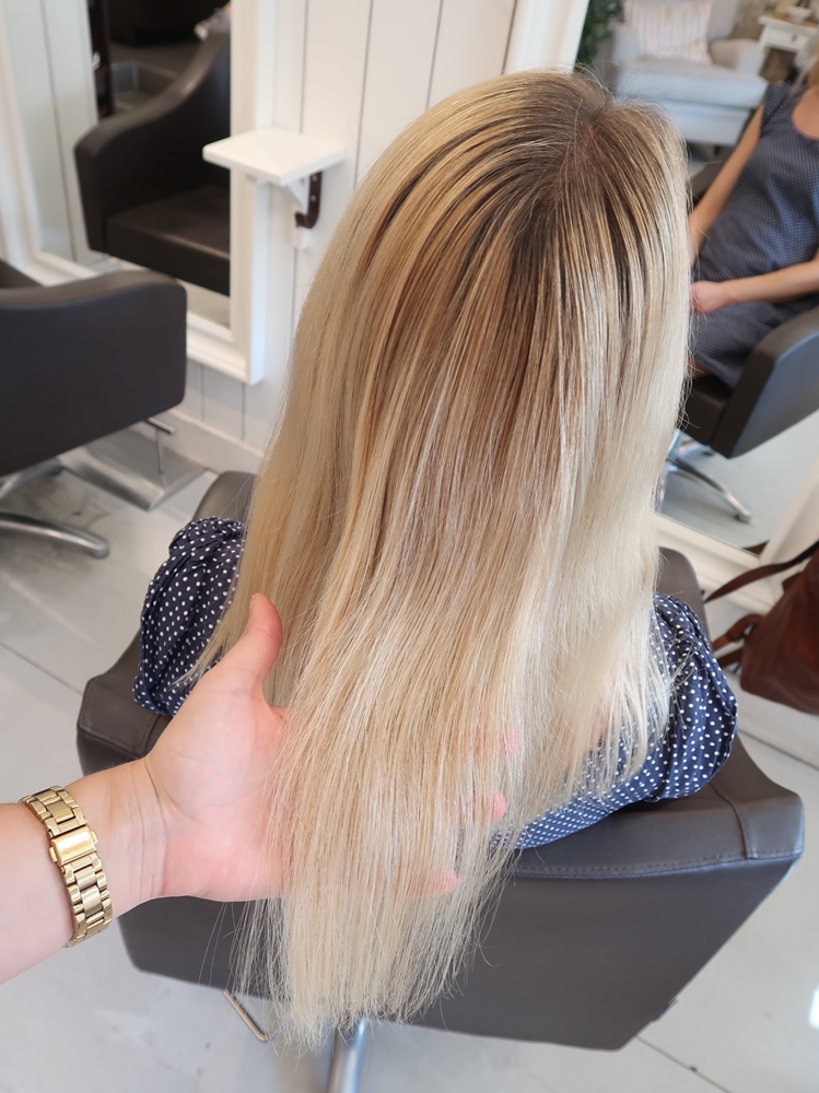 Naturliga blonda slingor mörkare botten