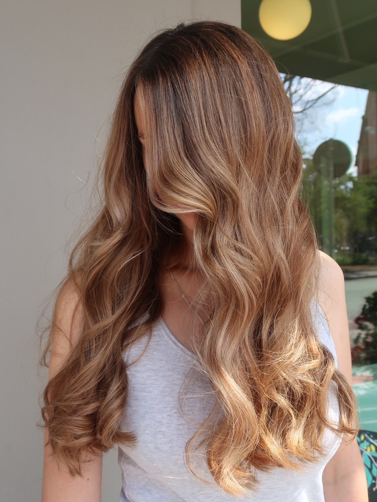 Krämig blond balayage ljusa slingor