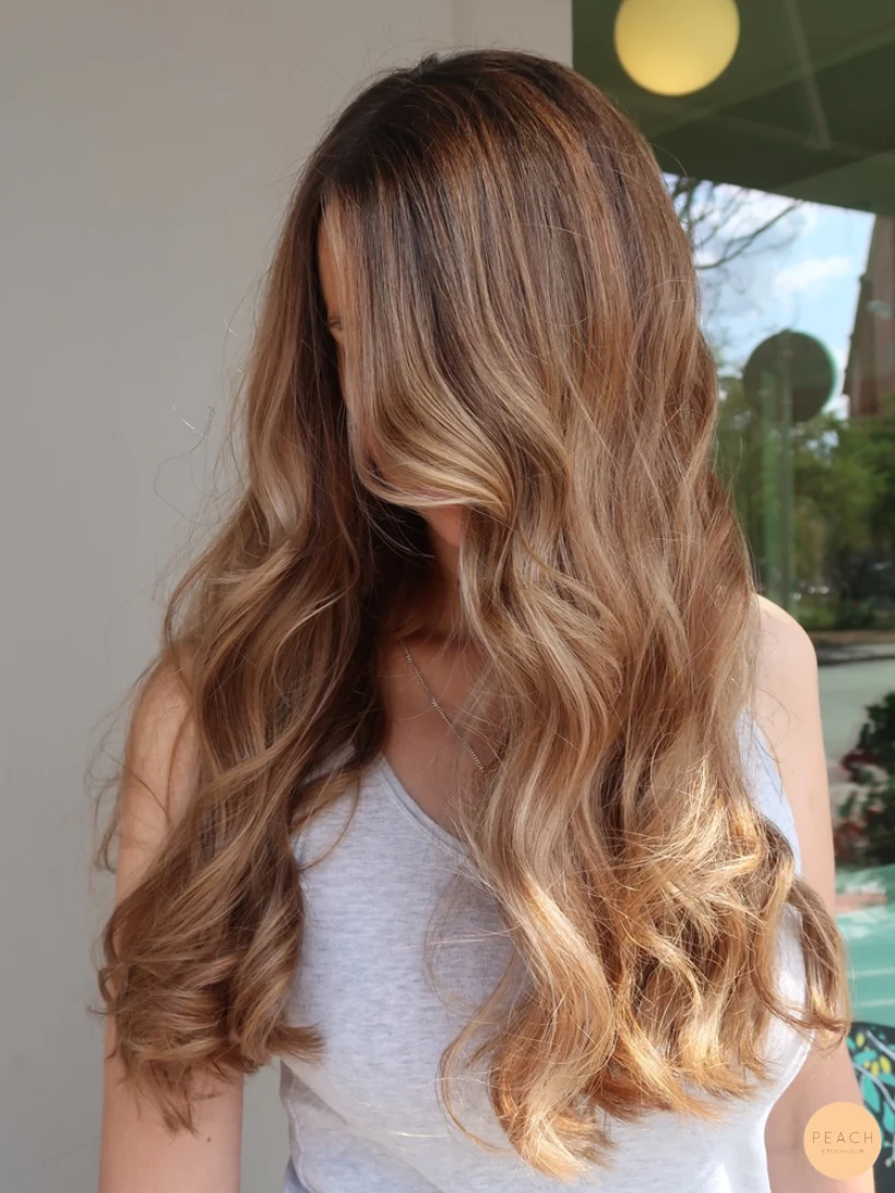 Krämig blond balayage ljusa slingor