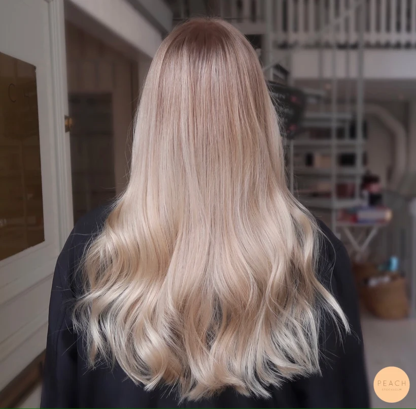 Soft blond hårfärg med sandblonda toner