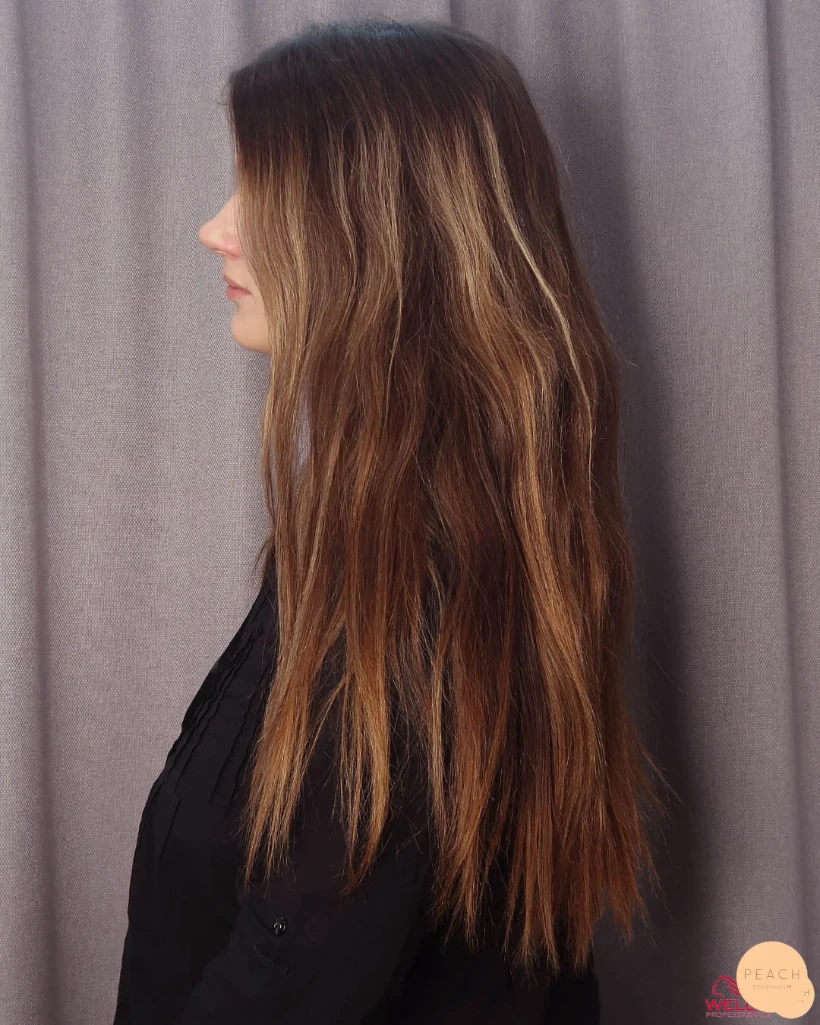Bronde hårfärg med teasylights slingor och balayage för en stor färgkorrigering