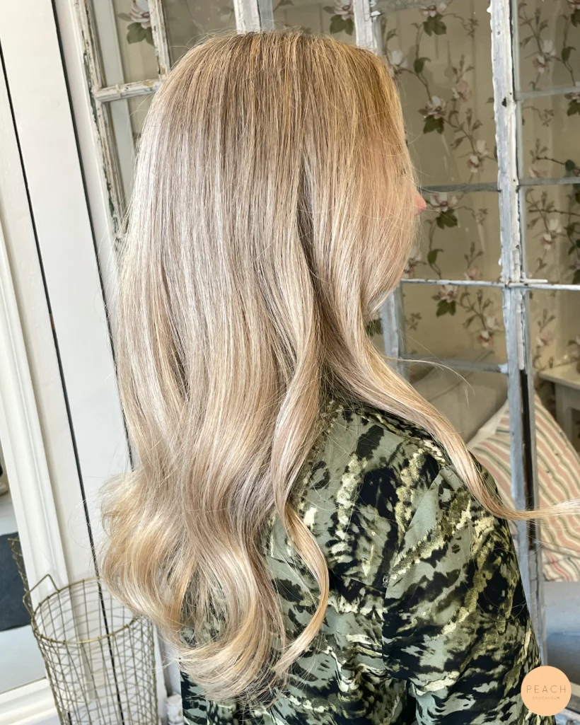 Soft blonde highlights med ljusa slingor