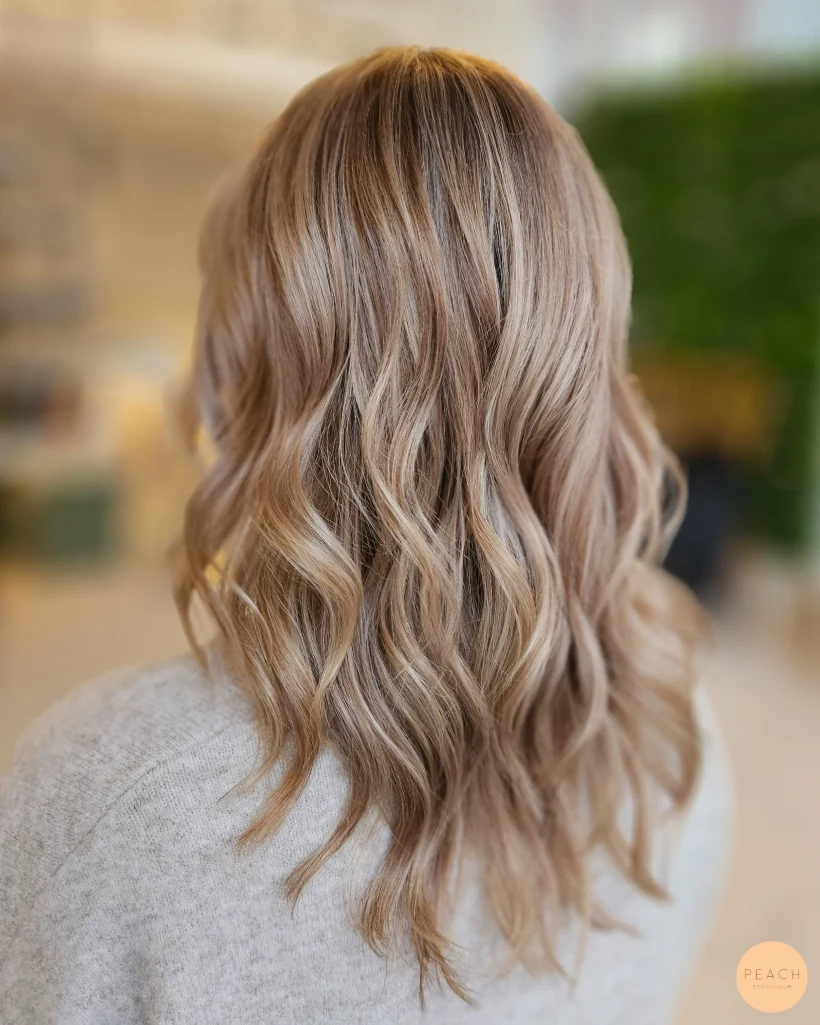 Sandy blonde hair med mjuka lowlights