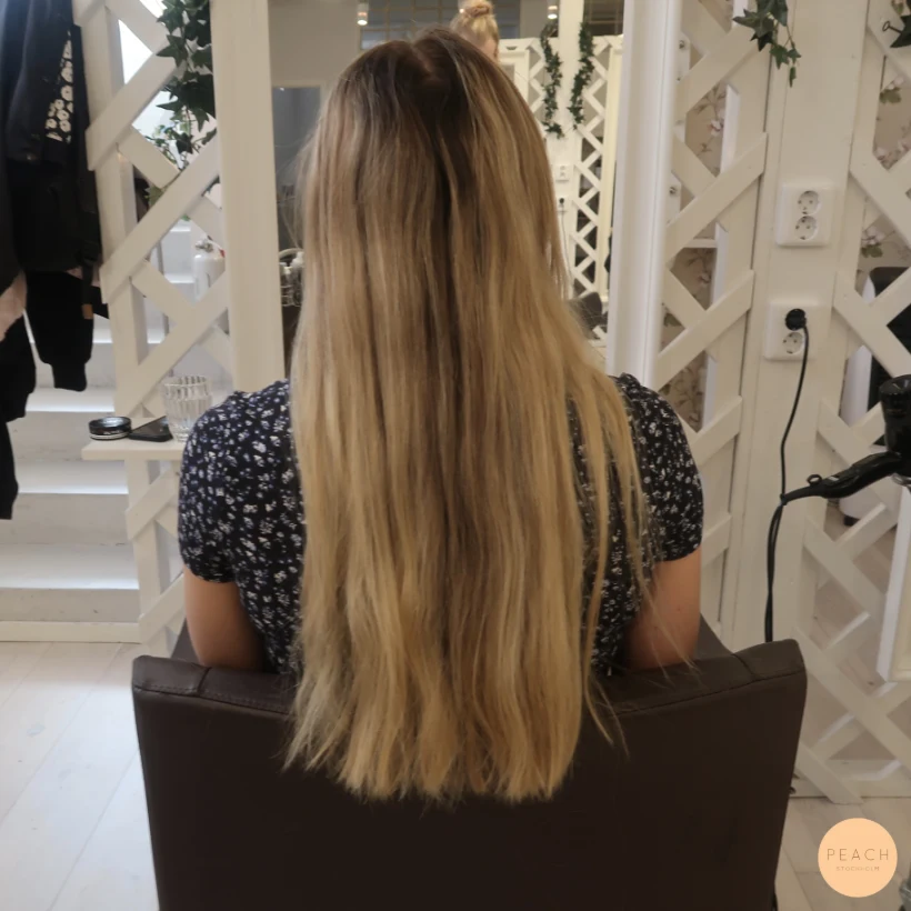 Sommar blond balayage med ljus face frame