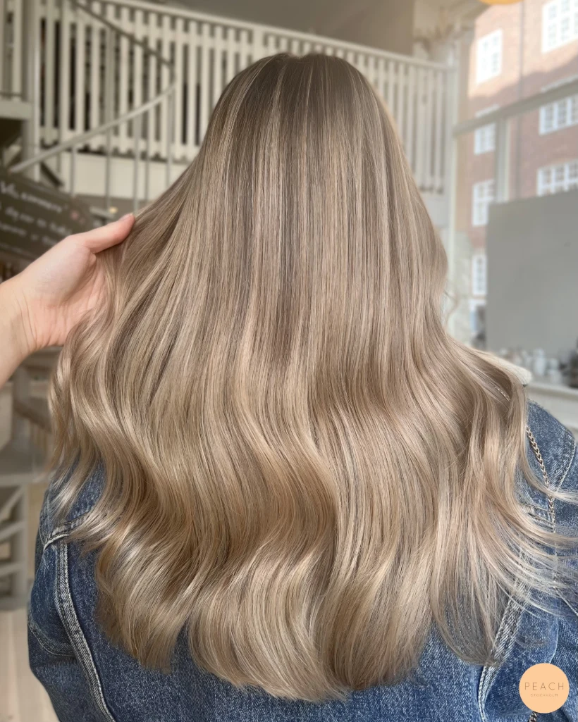 Beigeblond balayage med skuggad botten