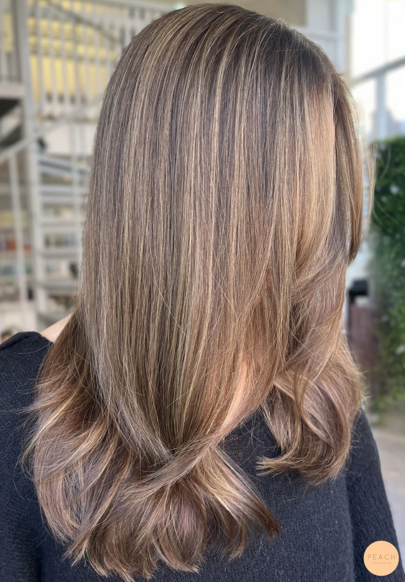Karamellblond hårfärg med mjuk root shadow