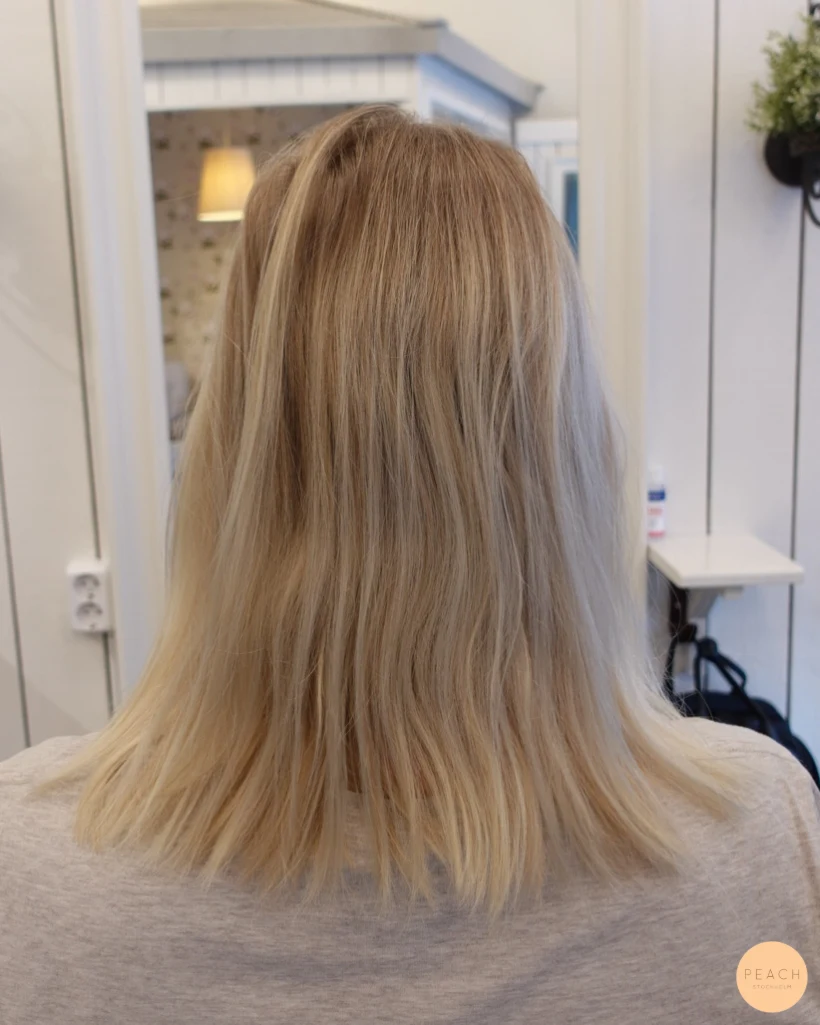 Krämig blond hårfärg med mjuka teasylights