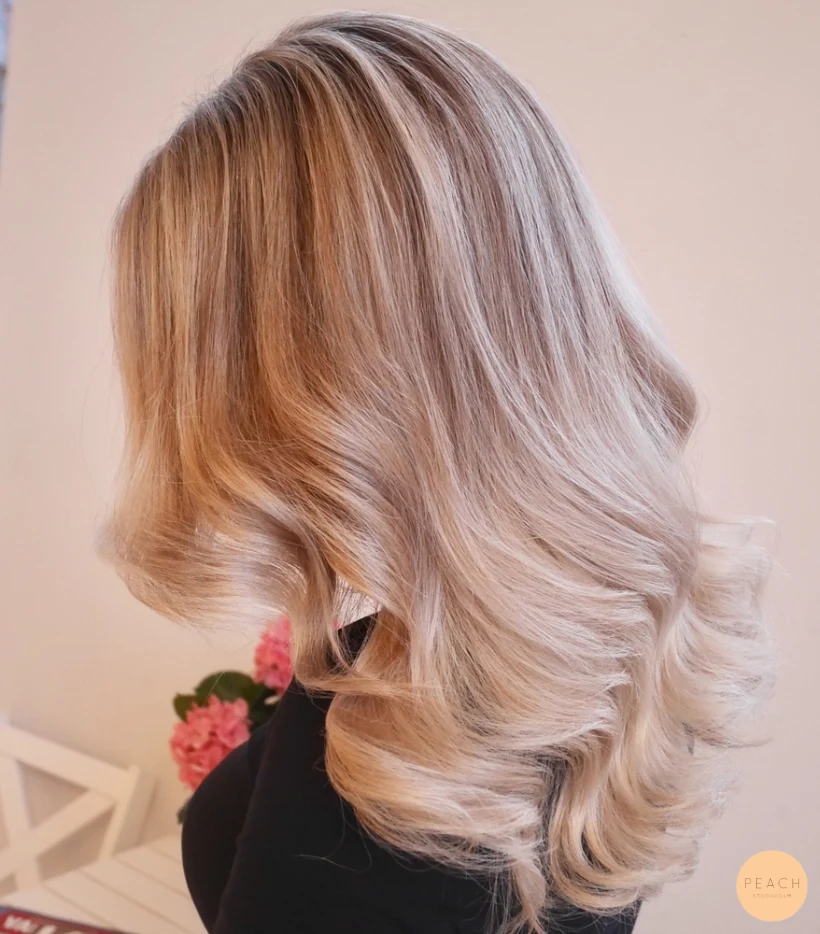 Blonda slingor med krämig ton